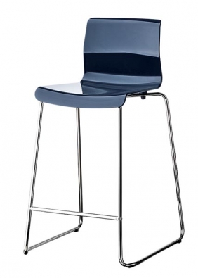Barová stolička Glenn, kombinace oceli a polypropylenového plastu, výška sedáku 63 cm, provedení tm. modré nebo bílé, cena 1 290 Kč (IKEA).