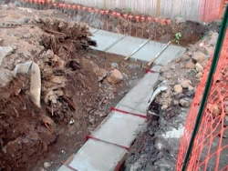 Vrch betonového pasu se uhladí a nechá zatvrdnout. Pozor na sesuvy hlíny! Vrch betonového pasu se uhladí a nechá zatvrdnout. Pozor na sesuvy hlíny!