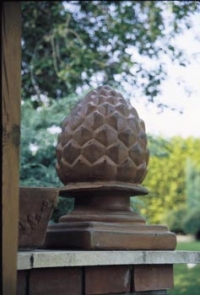 Drobné keramické prvky zdobí mnoho míst v zahradě.