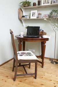 Stejně jako v celém domě je i v tomto pokoji dřevěná podlaha. Stůl pochází z původního zařízení pokoje, židle z bazaru.