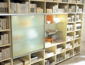 Modulový systém Wall to Wall firmy Poliform umožňuje vytvořit knihovnu jakkoliv dlouhou a vysokou. V ČR prodává např. Linea Pura a Cento.