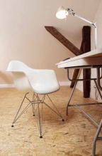 Nohy pracovního stolu původně patřily ke školní lavici, vrchní desku použila designérka z jídelního stolu.