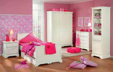 Malé slečny nejčastěji volí odstíny růžové barvy, které ladí s bílým nábytkem (nábytek z řady Cindy, výrobce Paidi, prodává Alax).