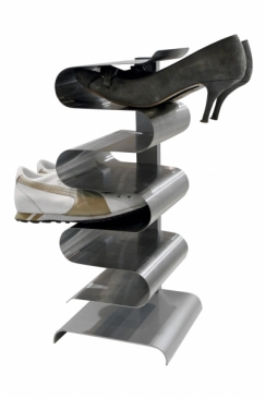Nerezový stojan na boty (J-ME) pojme až 7 párů, rozměry 20 x 21 x 45,5 cm.
