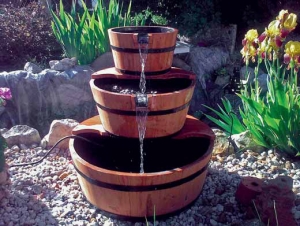 Zajímavou alternativou na pomezí lidové tvořivosti je dřevěná sudovitá fontána. Stačí zakoupit tři kusy dřevěných nádob a malé čerpadlo na 220 V. Cena asi 2 000 korun.