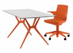 Stůl Spoon table a pracovní židle Spoon chair (design Antonio Citterio), cena stolu 32 910 Kč, cena židle 12 426 Kč (KARTELL FLAG STORE).