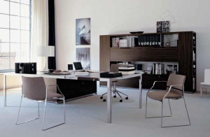 Pracovní stůl Progetto 1 (B &amp; B Italia, design Monica Armani), rozměr 173 x 87,5 x 72,5 cm, cena 77 566 Kč, knihovna AC Executive (B &amp; B Italia, design Antonio Citterio), cena 358 646 Kč (KONSEPTI).
