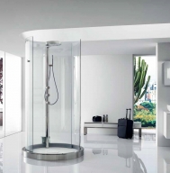 Kruhová sprchová kabina Transtube (ROCA), průměr 15 cm, dveře vybavené čidlem s automatickým otvíráním, termostatický sprchový sloup s dešťovým efektem, cena 303 850 Kč, PROCERAM.