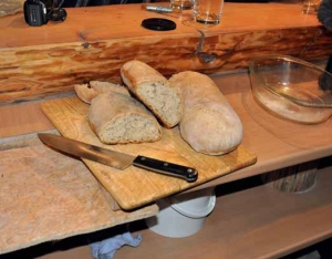 Domácí chleba je chutný i zdravý a oproti „průmyslově“ vyráběnému pečivu déle vydrží (www.hrdina-piskovce.cz).