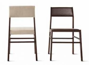 Židle, křesílka a pohovka z kolekce Aruba se vyrábějí z jasanového dřeva mořeného do kouřového nebo tabákově hnědého odstínu. Můžete volit dřevěný sedák, textilní či kožené čalounění, výplet i různé kombinace materiálů, www.varaschin.it.