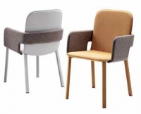 Novinkou značky Casamania je čalouněná židle Toast. Základní jednoduchý tvar je v objetí područek. Vyrábí se s textilním či koženým čalouněním, podnož je na výběr z lakovaného či chromovaného kovu, dřeva nebo rovněž čalouněná. Rozměry sedáku 52 × 56 cm poskytnou opravdové pohodlí při sezení. www.casamania.it.