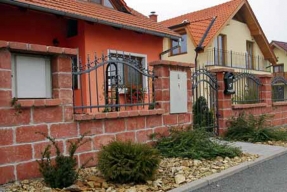 Plot jako náramek rodinného domu