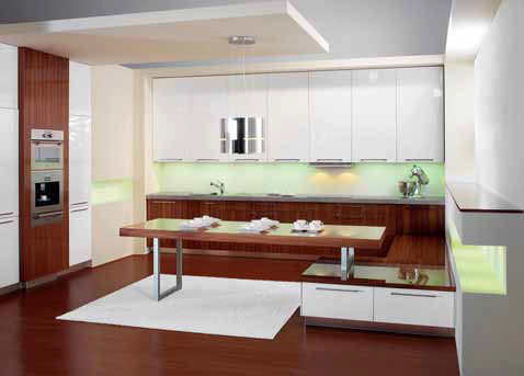 Kuchyně LINE se vyznačují čistými linkami, jednoduchými tvary a zářivými barvami. Volba osvětlení kombinuje lokální zdroje s rozptýleným světlem nad kuchyňským stolem (HANÁK).