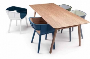 Jídelní stůl Pontoon (CASAMANIA), dubové dřevo, rozměry 200 x 90 x 75 cm, cena 78 000 Kč, židle Maritime, s područkami i bez područek, masiv, překližka, textil nebo kůže, cena 28 900 Kč, DE.FAKTO.
