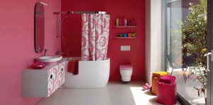 Stylovým doplňkem koupelnového vybavení z kolekce Mimo (LAUFEN) je závěs, jenž nahrazuje vanovou zástěnu, s dekorem použitým na některých kusech nábytku, cena 4 446 Kč (BATHSHOP).