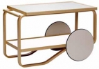 Slavný servírovací stolek z roku 1936 Tea Trolley 901 (ARTEK), design Alvar Aalto, kombinace březového dřeva a laminátu, rozměr 90 x 50 x 56 cm, cena 42 100 Kč, KŘEHKÝ.