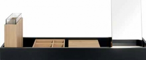 Polička 5410 z konzolového programu Hesperide (SCHÖNBUCH), kůže a dubové dřevo, povrch matný lak basic, rozměry 80/120 x 12,5 x 28 cm, cena od 20 367 Kč, ALAX.