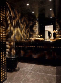 Černý mramor a zlatá fólie symbolizují luxus, jeden ze současných trendů v interiérovém designu. Kolekce Luxury 2, vyrábí italská společnost Lithos design.