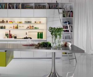 Kuchyň Library (WARENDORF), design Philippe Starck, linka lemovaná knihovnou s plně vybaveným pracovním ostrůvkem, WARENDORF.
