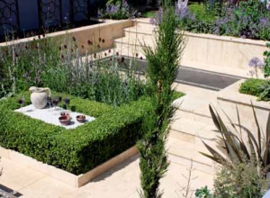 Zahradní obývací pokoj pod úrovní terénu je oblíbenou variantou malých zahrad.