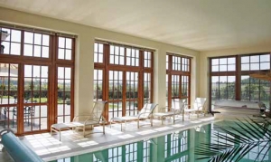 Náročné klimatické podmínky v prostorách vnitřního bazénu kladou velmi přísné požadavky i na kvalitu použitých skel i rámů.