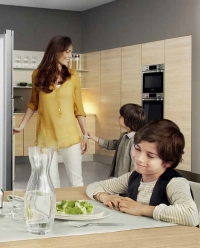 Nové chladničky Samsung FS9000 obsahují dvojí úložný prostor – hned po otevření uvidíte přihrádky pro denně používané potraviny (jakési „první dveře“), za nimi se nacházejí méně frekventované přihrádky.