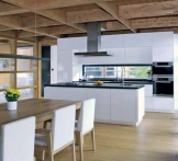 Pohledové plochy kuchyňského nábytku INFINI jsou z vysoce odolného materiálu Thermopal, provedení vysoký lesk, cena 150 000 Kč.