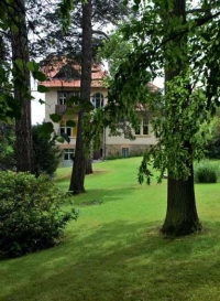 Svažitost cesty podél západní strany domu zmírňují tzv. koňské schody, které vedou k vyššímu schodišti pod zadním východem na zahradu, až k terase z pískovcových bloků. Zde je možné sledovat velkolepou krásu zapadajícího slunce.