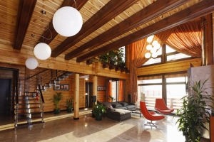 Interiér obývacího pokoje srubového domu Myrica nabízí čistý otevřený prostor plný světla i vůně dřeva (KONTIO).