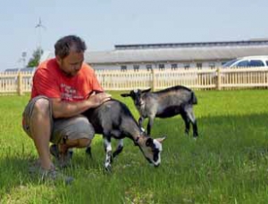 Každodenní farmářské starosti i radosti. Patří k nim i péče o zvířata a postupné získávání soběstačnosti v zemědělské produkci.