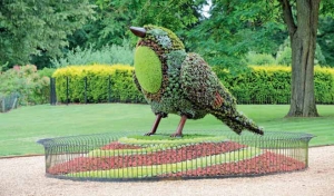 Zajímavostí zahrady jsou působivé zelené sochy z živých dřevin, které jsou známé již z antiky. Tvarovaným řezem keřů a stromů se také v případě Waddesdon Manor Gardens rodí nejen živé ploty či altány, ale také různá zvířata, bájné bytosti i lidské postavy.