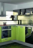 Moderní kuchyně s dvířky v hladkém tvaru v kombinaci fólií černý lesk a zelená oliva působí svěžím dojmem a v rohu ukrývá dobře přístupný, velkorysý prostor (TRACHEA).