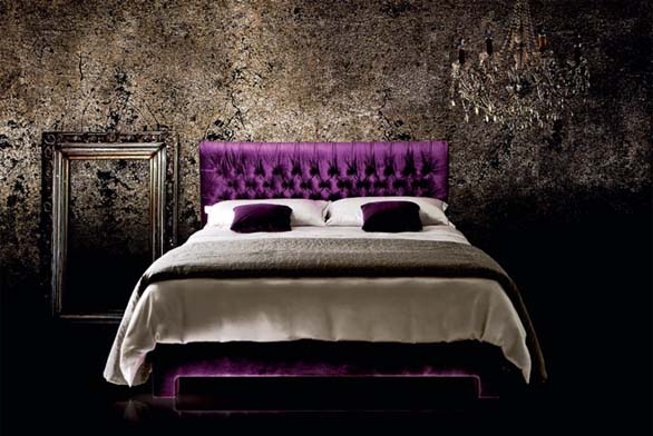 Stylová postel čalouněná fi alovým sametem, 100% bavlna. Čelo postele ozvláštňuje nádherné prošití a velká hloubka výplně. Rozměr 180 x 200 cm, cena od 250 000 Kč (TRECA DE PARIS).