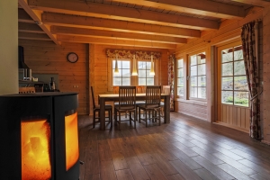 Jídelní stůl osvětlují tři originální závěsná svítidla. Podlaha v přízemí je pokryta keramickými dlaždicemi imitujícími dřevo.