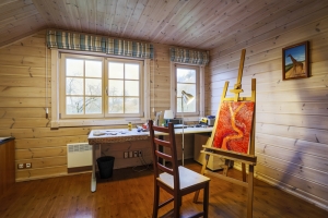 Jeden ze čtyř pokojů ve druhém podlaží slouží buď jako pokoj pro hosty nebo jako malířský ateliér paní domu.