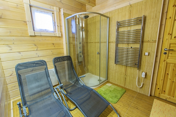 Relaxační místnost v prvním podlaží je vybavena sprchovým koutem a slouží jako funkční doplněk k finské sauně.