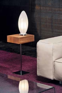 Zajímavá stojací lampa v atraktivním designu z řady Cocoon v bílé barvě. Uvnitř stínítka z hedvábí je 1 patice typu E27 pro žárovku o maximálním výkonu 60 W (EGLO).