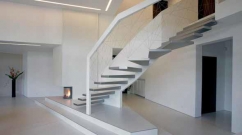 Víc než přesvědčivý důkaz, že interiérové schodiště není pouze nezbytnou spojnicí jednotlivých podlaží, ale že zároveň představuje i efektní architektonický doplněk. V daném případě už rozměrově skutečně velkolepý a konstrukcí i pojetím monumentální prvek.