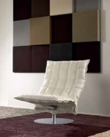 Hlavní kvalitu křesla K chair představuje recyklovatelný látkový potah ve stylu patchworku (www.woodnotes.fi).