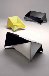Nová kolekce Palio značky Kenzo Maison vychází z tradičního japonského umění origami. Snímatelné potahy různého druhu lze střídat podle ročních období – v zimě silná textilie nebo kožešina, v létě lehká tkanina atd. (www.kenzo.it).