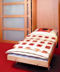 Mechanismus sklápěcích postelí se montuje přímo k podlaze místnosti a neklade tak žádné nároky na zvýšení pevnosti nebo tuhosti konstrukce skříně (WOODFACE).