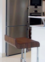 Malý barový stolek doplňují na zakázku vyrobené barové židle s ladně anatomickým sedákem z ořechového dřeva.