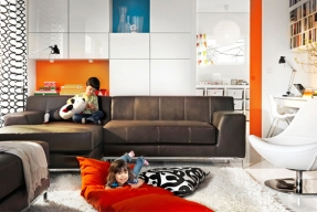 TV sestava Bestå (Ikea) s úložnými díly, posuvná dvířka šetřící prostor kolem sestavy, rámy v odlišných velikostech.