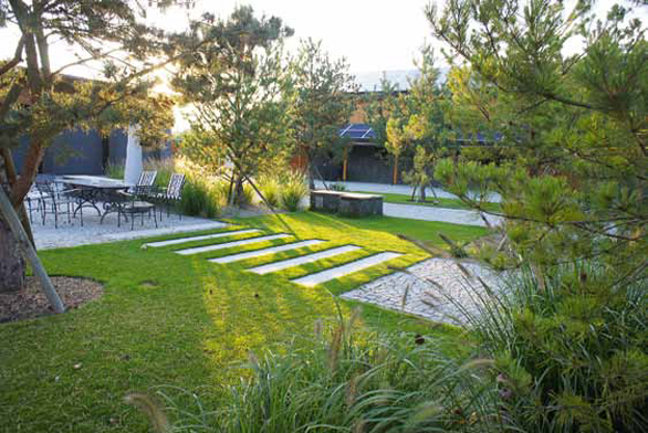 Ve svých návrzích zahrad dává Štěpánka Šmídová přednost minimalistickému stylu a „žánrové“ čistotě. Upřednostňuje trvalky a okrasné trávy.