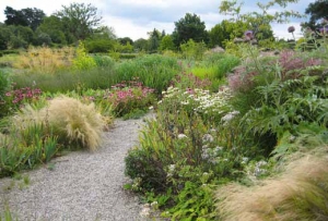 Návrhy Kateřiny Pospíšilové jsou ve většině případů ovlivněny zahraniční tvorbou a znalostí současných světových trendů. Nejraději má ovšem zahrady britské. Na fotografiích vidíme zahrady Royal Horticultural Society ve Wisley a zahrady na výstavě Chelsea Flower Show v Londýně z roku 2012 a 2013.