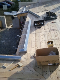 Usazování svodů na podbitou střechu. Pak přijde na řadu izolace a plechové tabule.