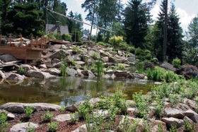Jezero a teakové molo z dílny realizátorů zapadá dokonale do celkového konceptu zahrady.