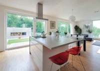 Rozšířením kuchyňského ostrůvku pomocí přesahující pracovní plochy může vzniknout praktické malé stolování.