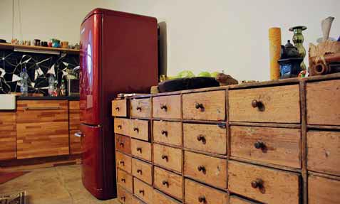 Kontrast starého nábytku s moderním vybavením vytváří v domě příjemnou atmosféru.