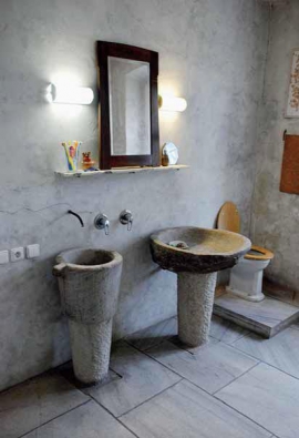 Při obnově mlýna manželé Bartošovi občas zaexperimentovali, což je vidět například na vybavení koupelny.